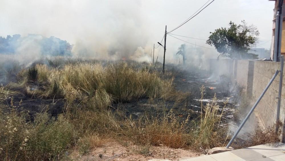 Arde la vegetación en una parcela de la avenida Tarancón de Borriana