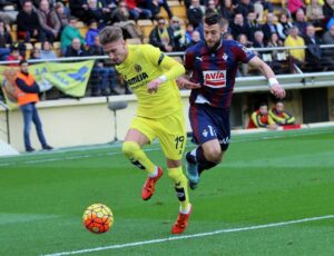 Samu Castillejo intenta desbordar a un rival por la banda. FOTO: PEDRO CAZORLA