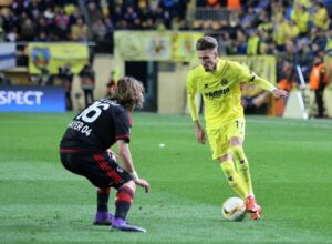 Samu Castillejo intenta encarar a un rival alemán. FOTO: PEDRO CAZORLA