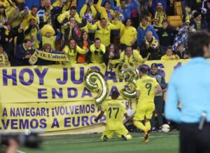 Los jugadores del Villarreal celebran un gol en la grada junto a los aficionados amarillos. FOTO: PEDRO CAZORLA