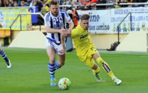 Samu Castillejo forcejea con un futbolista de la Real Sociedad. FOTO: PEDRO CAZORLA