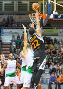 Lance del partido jugado en el Pavelló Barris Nord, este viernes por la noche. FOTO: FEB