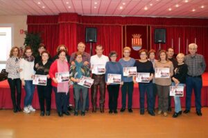 251216 Encarna Ribes concejal Ayuntamiento Onda foto de grupo diplomas taller sevillanas