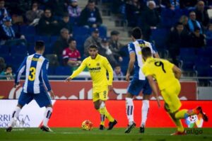 Jonathan dos Santos pelea un balón en el centro del campo. FOTO: LFP