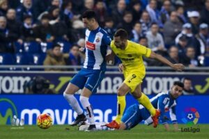 Roberto Soldado presiona a un adversario. FOTO: LFP