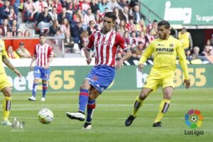 El mediocentro mexicano Jonathan dos Santos estará pendiente de su futuro. FOTO: LFP