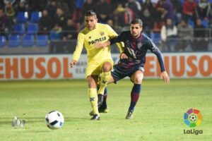 Jonathan dos Santos, luchando un balón en el centro del campo. FOTO: LPF