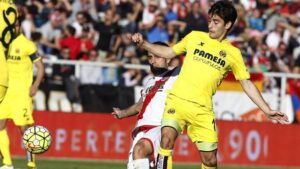 Manu Trigueros pugna el esférico en el centro del campo. FOTO: LFP