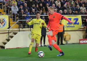 Luciano Vietto pelea un balón con el central Mathieu. FOTO: PEDRO CAZORLA