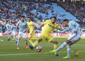 Mario Gaspar intenta frenar a un futbolista del Celta. FOTO: LALIGA