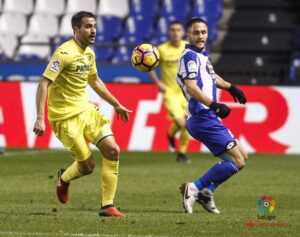 Mario Gaspar y Florin Andone pelean un balón en el partido de este sábado. FOTO: LALIGA