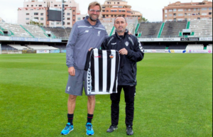 Kiko Ramírez le regaló una camiseta albinegra al técnico del Liverpool. FOTO: CD CASTELLÓN