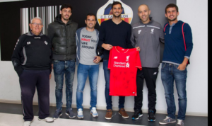 El fisioterapetuta del Liverpool, el benicense Rubén Peris, le regaló una camiseta a Jesús López. FOTO: CD CASTELLÓN