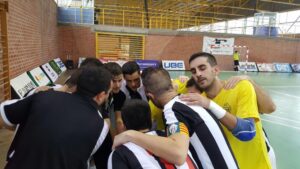 Los jugadores albinegros ante de comenzar a competir el fin de semana. 