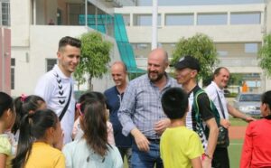 Rubén Fonte y el presidente David Cruz, con chavales de la escuela del HongYang. FOTO: CD CASTELLÓN