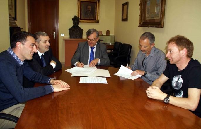 Momento de la firma del convenio con Amics del Clot, en el Ayuntamiento de Burriana.