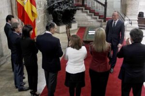 Fabra con los consellers en el Palua de la Generalitat