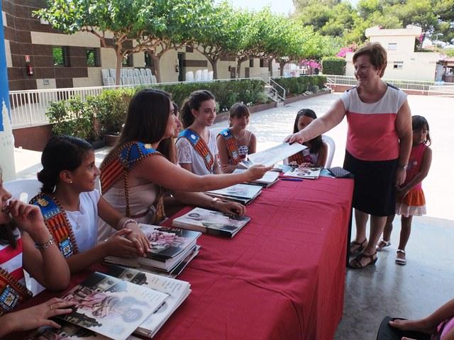 La reina y las damas de la Vila distribuyen entre los vecinos el libro de fiestas. 08/08/2014. AYUNTAMIENTO DE NULES