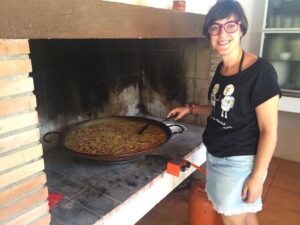 Marta fent una paella