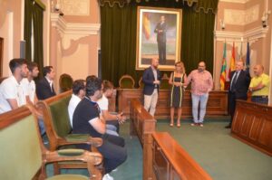 Amparo Marco y Enric Nomdedéu recibieron a la comitiva del Castellón en el Ayuntamiento castellonense.