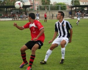 El lateral izquierdo vila-realense Sergi Segura, pelea un balón con un jugador del Moncofa.