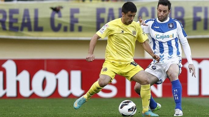 Jaume Costa pelea un balón con el sevillano Manuel Arana, en el partido de este domingo en El Madrigal. FOTO: villarrealcf.es