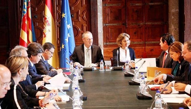 El President de la Generalitat, Alberto Fabra, recibe a la Ministra de Agricultura, Alimentación y Medio Ambiente, Isabel García Tejerina. Posteriormente, presidirán la reunión del Comité de Seguimiento de la Campaña de Prevención y Extinción de Incendios Forestales. 02/07/2014. Foto: Calahorro.