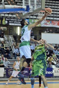 Víctor Hidalgo (11 puntos) anota en la canasta del Planasa. FOTO: AMICS CASTELLÓ