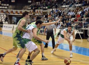 Bortolussi pasa el balón a su compañero Juan Cabot, rodeado de rivales. FOTO: AMICS CASTELLÓ