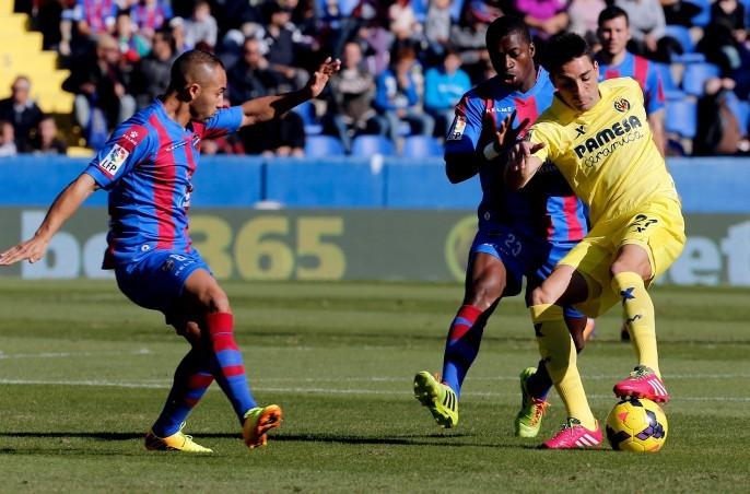 GRA051. VALENCIA, 24/11/2013.- El centrocampista del Villarreal, Bruno Soriano (d), controla la pelota ante el centrocampista senegalés del Levante, Pape diop (2ºd), durante el partido correspondiente a la 14 jornada de liga de primera división disputado esta mañana en el estadio Ciudad de Valencia.- EFE/Juan Carlos Cárdenas