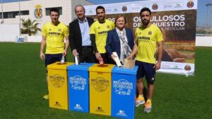 La plantilla del Villarreal colabora en la campaña de reciclaje. FOTO: VILLARREAL CF