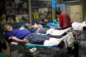 Cientos de aficionados han acudido al Estadio de la Cerámica para colaborar con Dona Sangre. FOTO: VILLARREAL CF