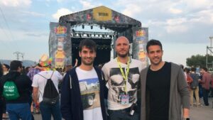 Trigueros y Mario representaron a la primera plantilla en el pistoletazo de salida del evento musical.  FOTO: VILLARREAL CF