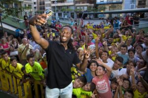 Mucha expectación para la presentación del joven central del Villarreal. FOTO: VILLARREAL CF