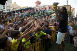 El portugués repartió obsequios entre el público asistente. FOTO: VILLARREAL CF