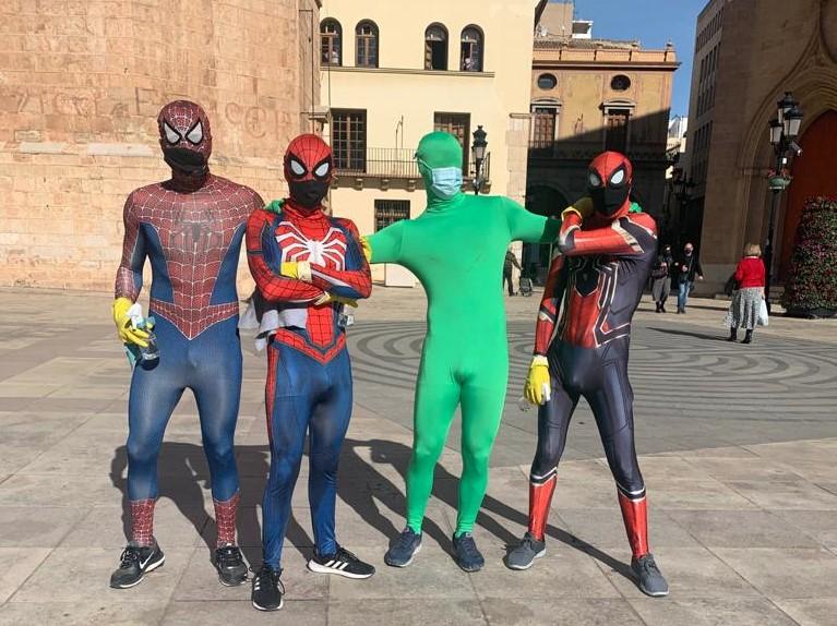 Tres Spiderman intentan acabar con el coronavirus en una performance en la  plaza Mayor de Castelló - Castellon Información