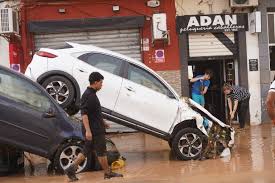 caritas valencia. Imagen de uno de los coches averiado por la DANA