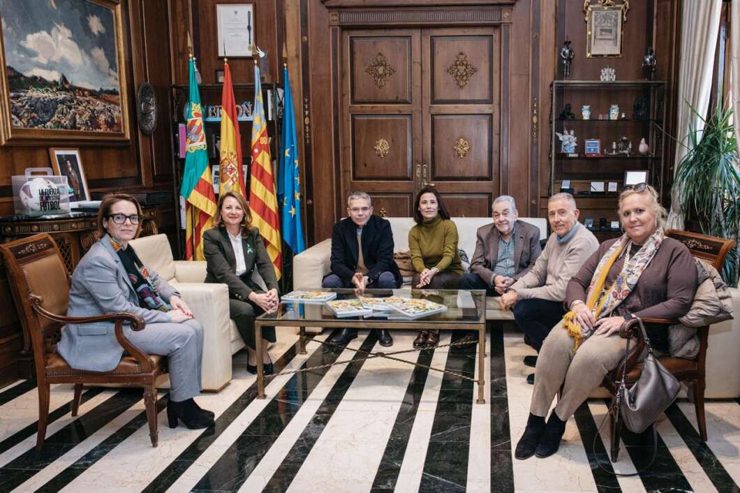 La Cofradía entrega un ejemplar del libro del centenario de Lledó