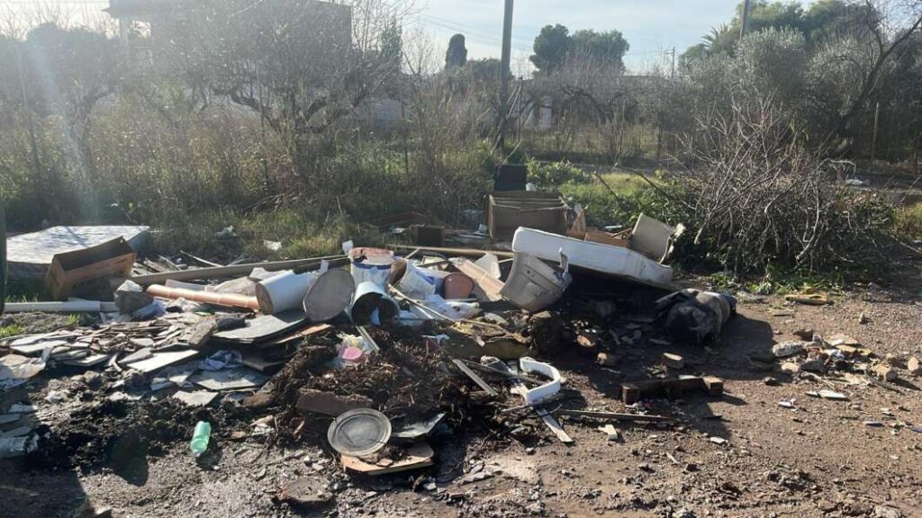 Acumulkación de basura en grupo periférico oeste de Castellón