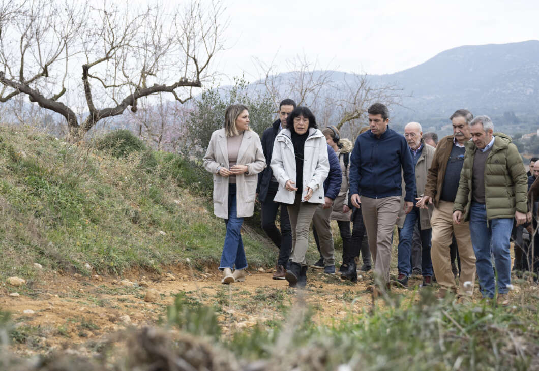 Carlos Mazón visita los caminos rurales de Les Coves