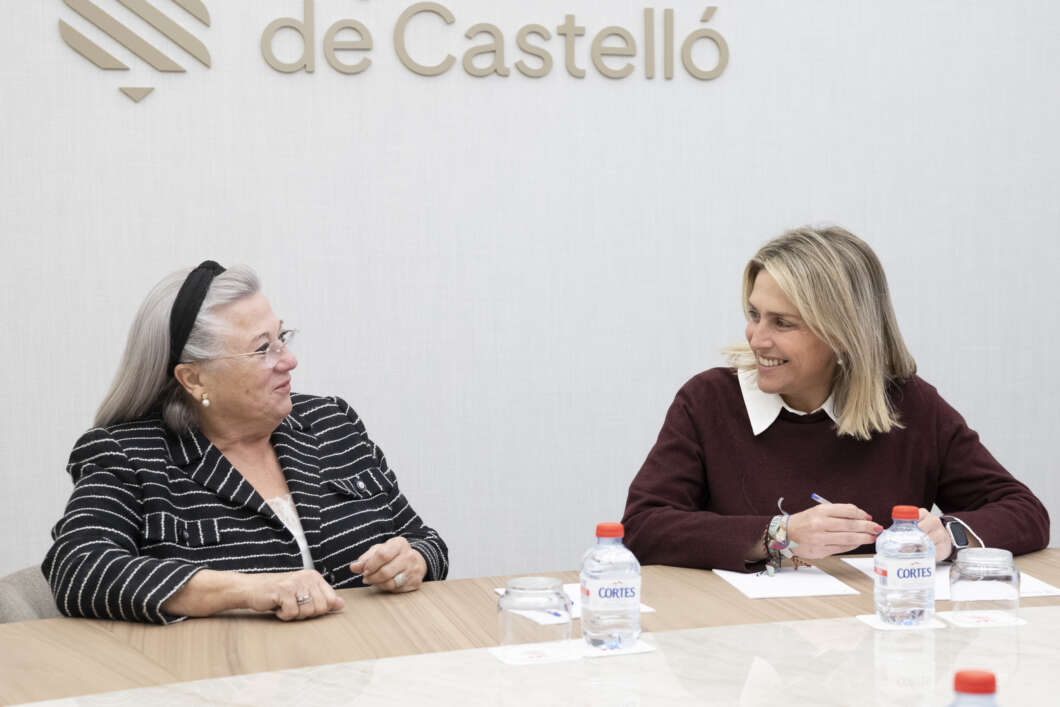 La presidenta de la institución provincial, Marta Barrachina, se ha reunido con la presidenta de la Cámara de Comercio de Castellón, María Dolores Guillamón.