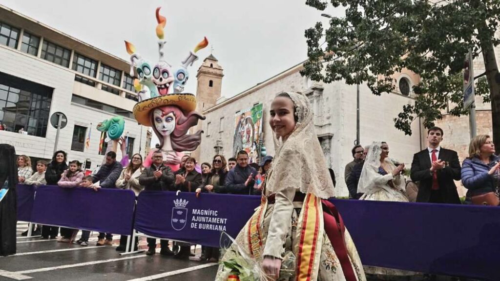 Les falleres majors de Burriana en la ofrena flors a la patrona