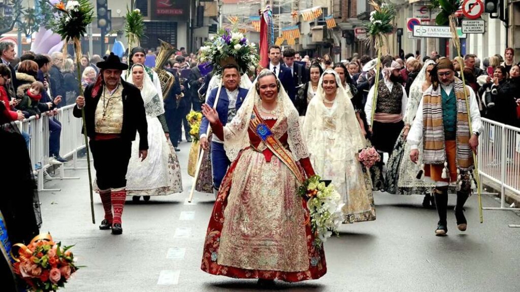 Les falleres majors de Burriana en la ofrena flors a la patrona