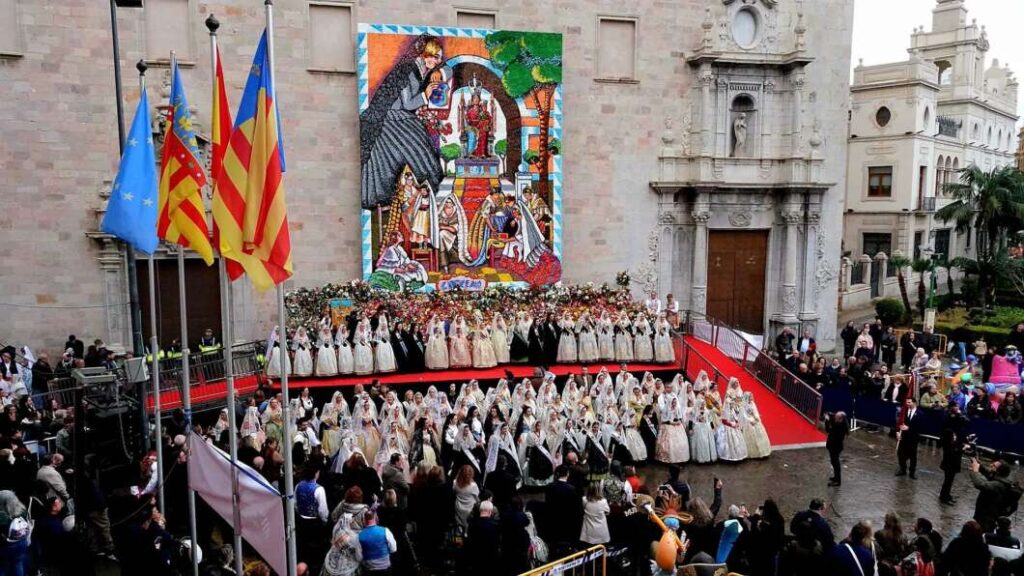 Les falleres majors de Burriana en la ofrena flors a la patrona