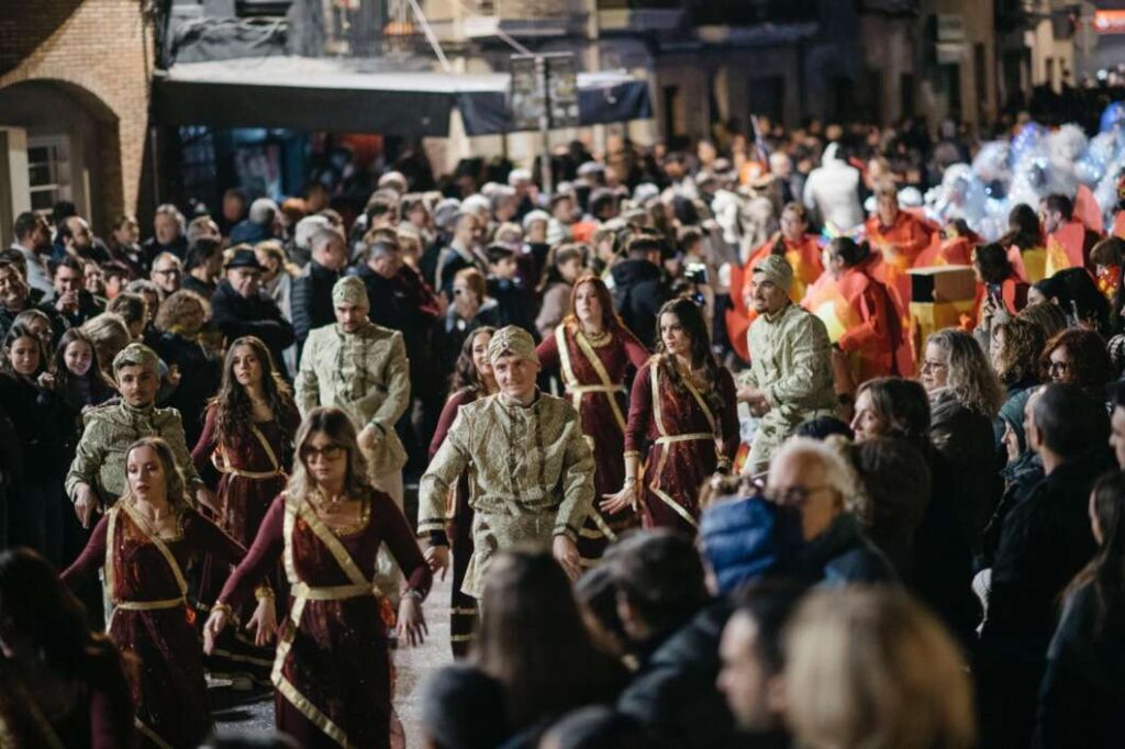 El Grao vibra con su Carnaval más multitudinario