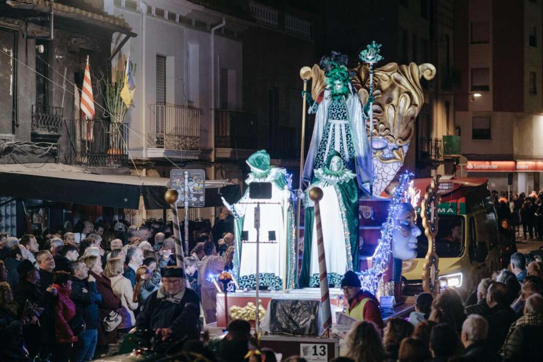 El Grao vibra con su Carnaval más multitudinario