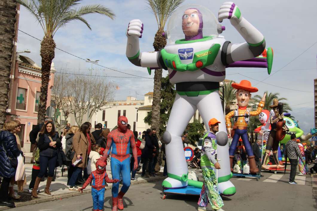 Los niños toman las calles en el 'Carnestoltes' infantil del Grao