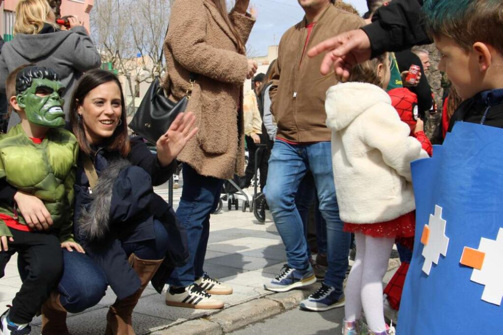 Los niños toman las calles en el 'Carnestoltes' infantil del Grao