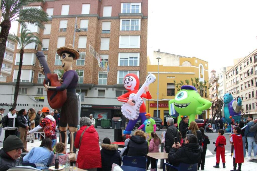 Los niños toman las calles en el 'Carnestoltes' infantil del Grao