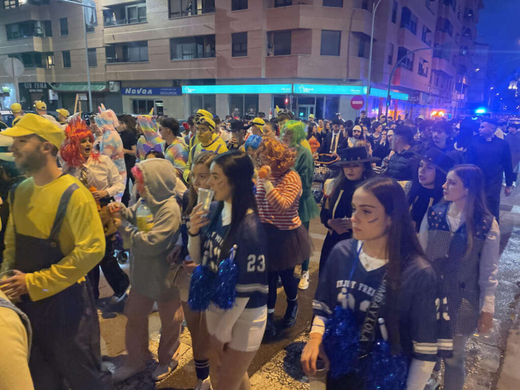 El Carnestoltes ompli de color i ritme els carrers del Vila-real